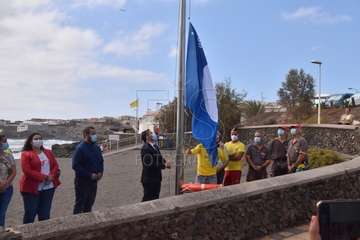 Izado de la bandera azul en Hoya del Pozo (foto TA/Francisco Javier Santana)